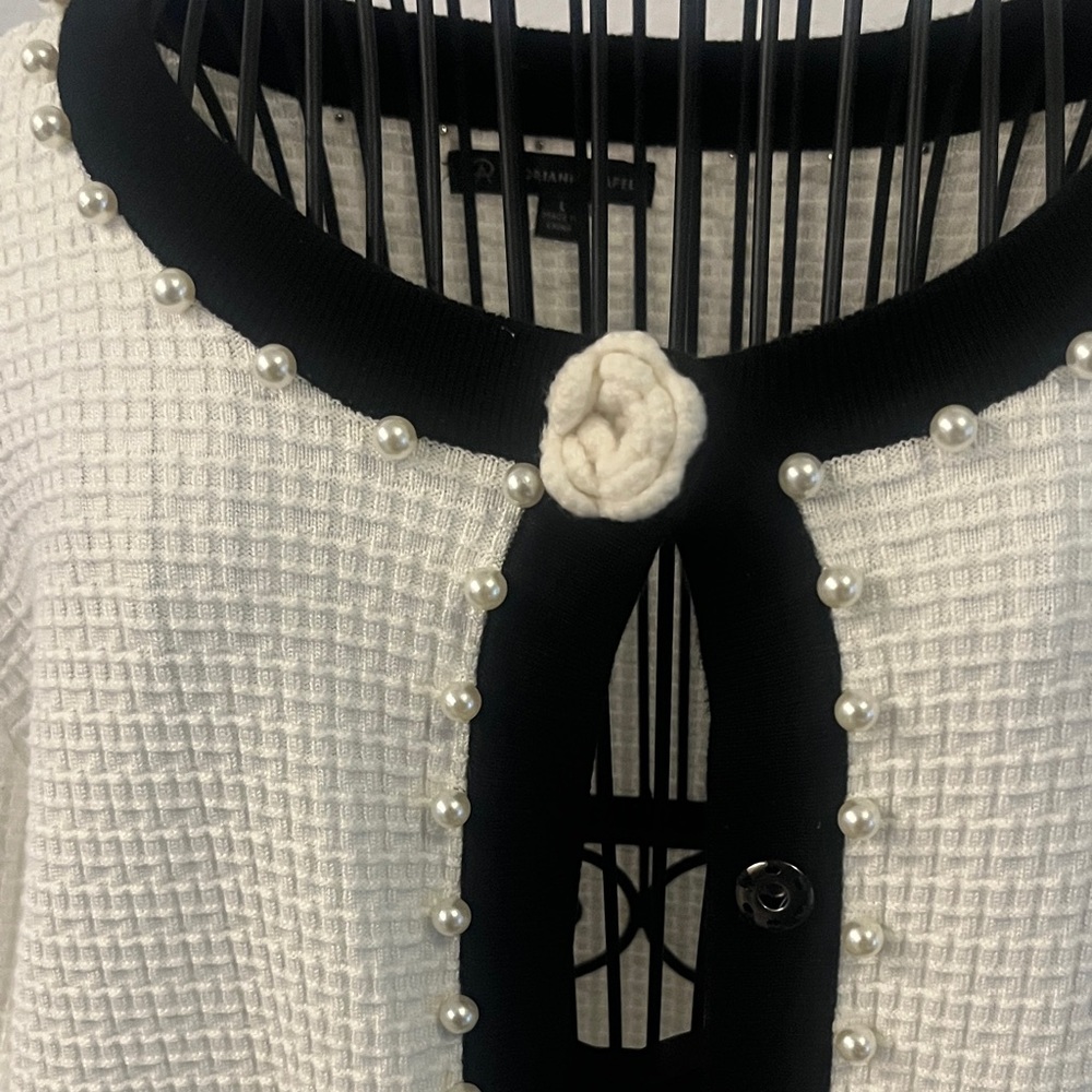 Chic Black and White Cardigan - Picture 2 of 7